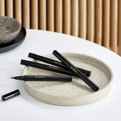 Designing Liquid Eyeliener Líquido