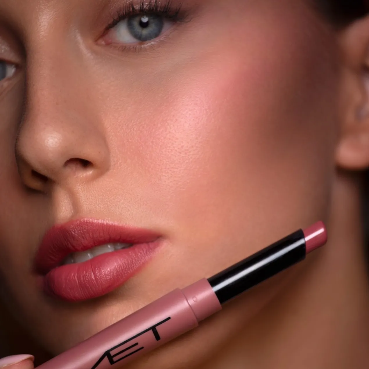 The Perfect Lip Duo Labial y Delineador de Labios 2 en 1