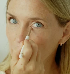 Ultra-Fluid Eyeliner Automático Larga Duración
